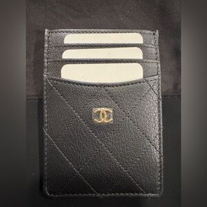 Caviar Quilted Vertical Card Holder in Black Grained Goatskin